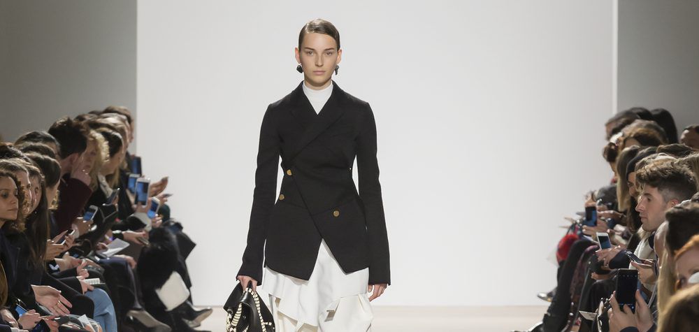 מותג ניו יורקי מציג פנים חדשות ואופנה איכותית