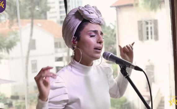 צפו: נרקיס בקאבר מפתיע לביונסה