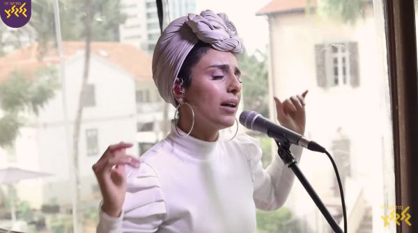 צפו: נרקיס בקאבר מפתיע לביונסה