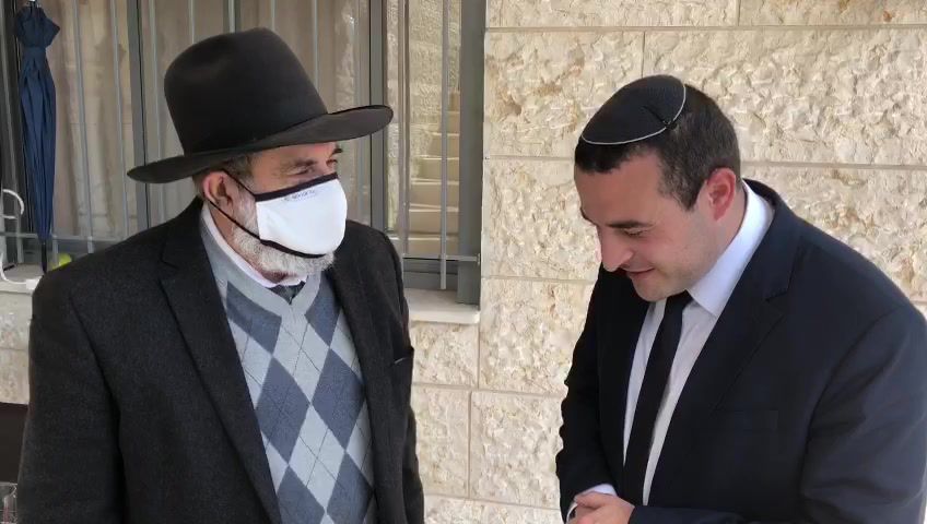 הרב זייני מברך את נציג הצרפתים בימינה. צפו