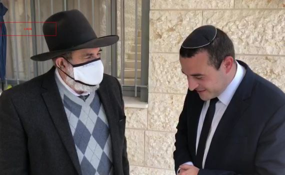 הרב זייני מברך את נציג הצרפתים בימינה. צפו