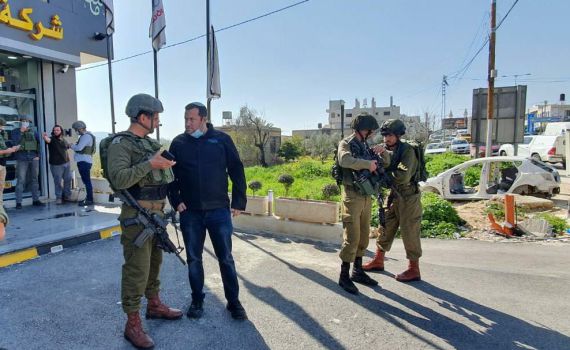 פיגוע דקירה בצומת יצהר. האזרח נאבק בידיים חשופות