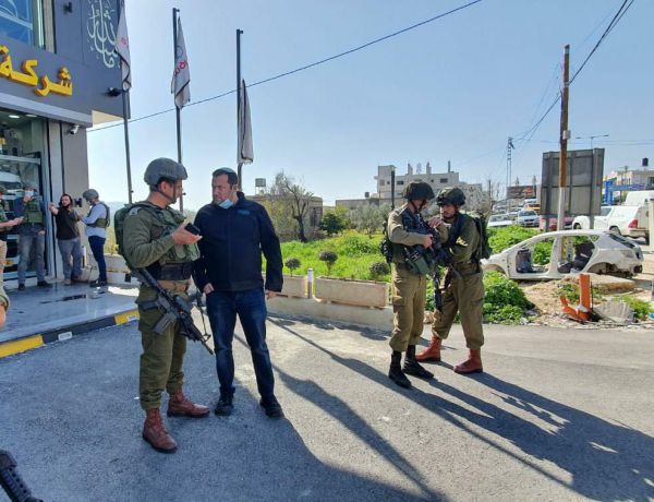 פיגוע דקירה בצומת יצהר. האזרח נאבק בידיים חשופות