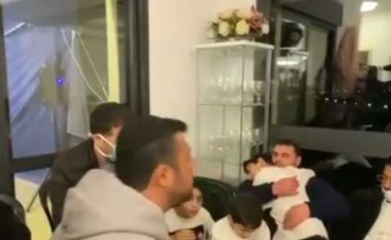 צפו: ריבו נפגש עם היתומים שאמם נפטרה מקורונה