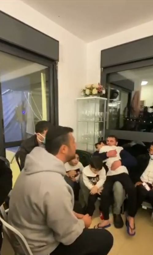 צפו: ריבו נפגש עם היתומים שאמם נפטרה מקורונה