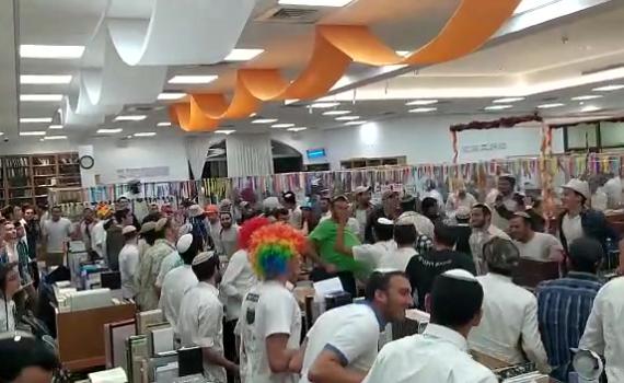 צפו: ריקודי פורים בקפסולות של ישיבת אלון מורה