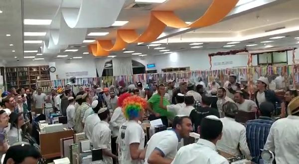 צפו: ריקודי פורים בקפסולות של ישיבת אלון מורה