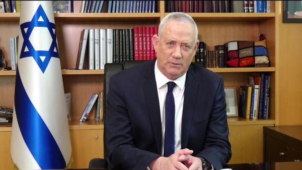 גנץ דורש לכנס את הקבינט לדון בעברת החיסונים לחו"ל