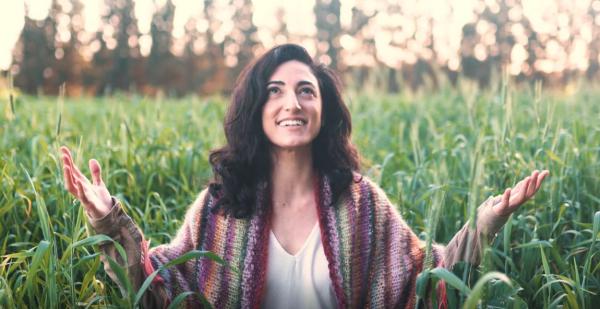 "רוצה להיות שמחה": ענת מלמוד בסינגל חדש. צפו