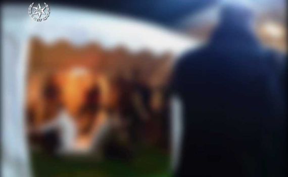 100 איש בלי מסכות. שוטרים פיזרו מסיבה. צפו