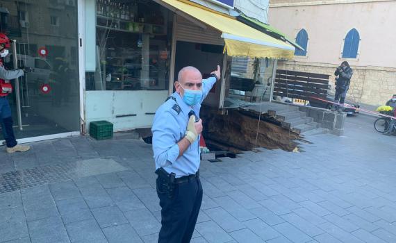 חנות קרסה לתוך חניון תת קרקעי ברחוב הלל בירושלים