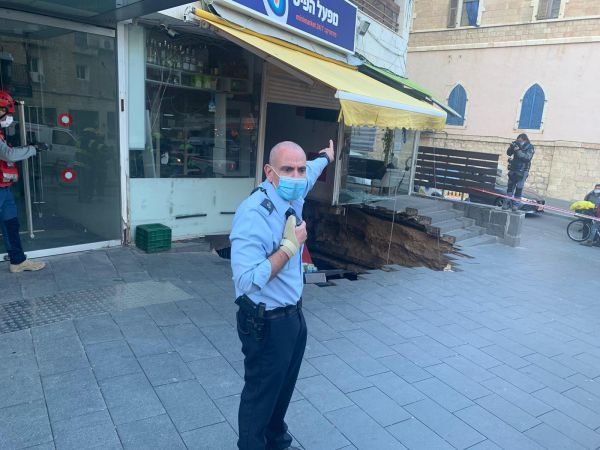 חנות קרסה לתוך חניון תת קרקעי ברחוב הלל בירושלים