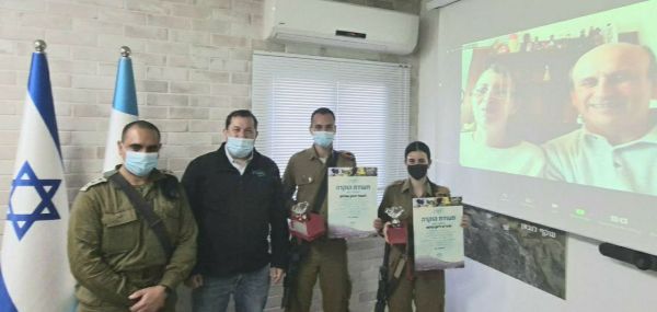 מאנגליה לשומרון: הורי הלוחמת השתתפו בהפתעה