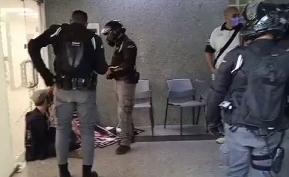 מחאת סנדק: פעילים אזקו את עצמם למשרדי מח"ש