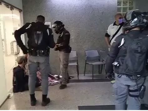 מחאת סנדק: פעילים אזקו את עצמם למשרדי מח"ש