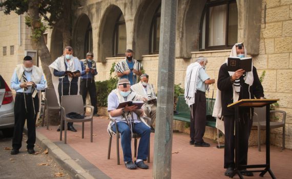 בפנים, בחוץ ומחלימים: זה מתווה בתי הכנסת המלא
