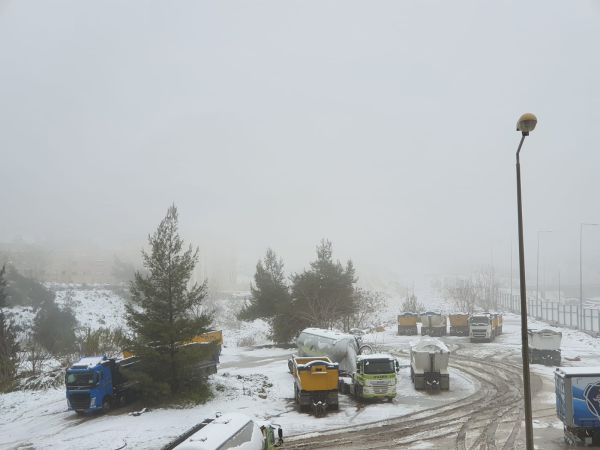 שלג כבד ברחבי הארץ; עשרות כבישים נחסמו