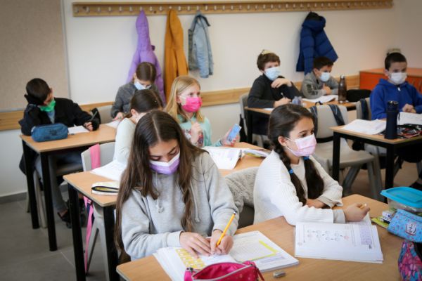 תלמידי ז'-י' חוזרים לכיתה; שנת הלימודים תוארך בחודש