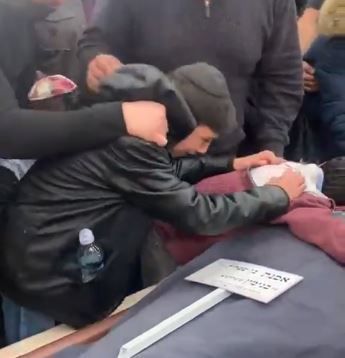 קורע לב: היתומים נפרדו מאמם שנפטרה מקורונה