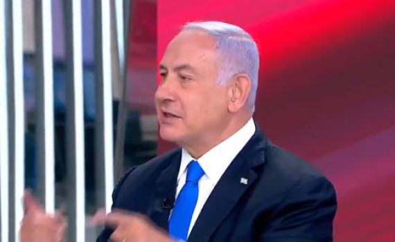 שוב: נתניהו שר באמצע ראיון; סגל: "זה מזלזל". צפו