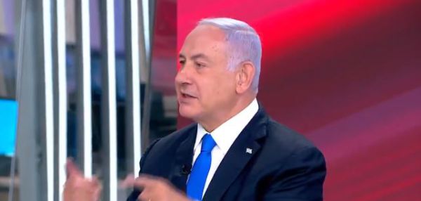 שוב: נתניהו שר באמצע ראיון; סגל: "זה מזלזל". צפו