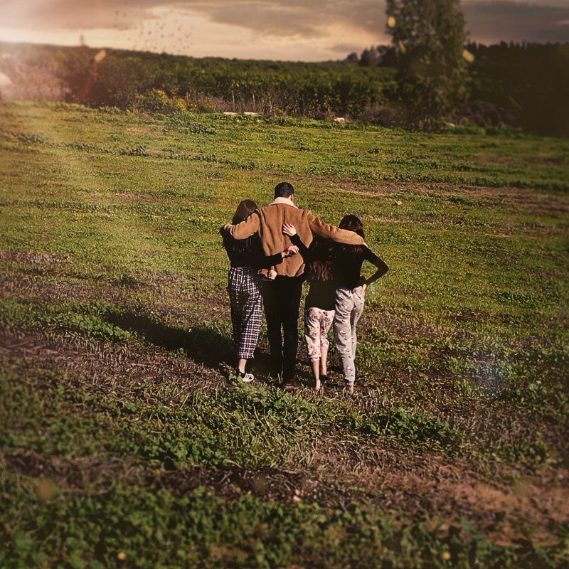 באווירת התקופה הקשה: טל סונדק בשיר מרגש לבנותיו