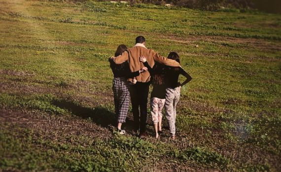 באווירת התקופה הקשה: טל סונדק בשיר מרגש לבנותיו