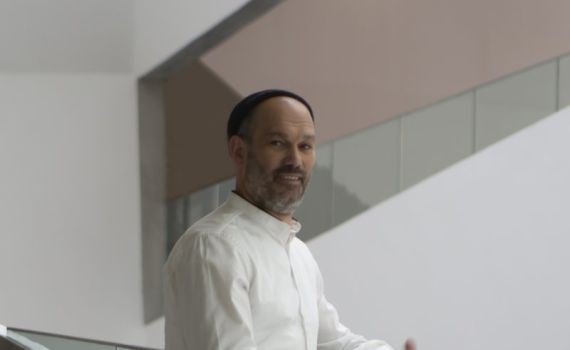 ככה עוד לא ראינו אותו: יונתן רזאל עושה ג'ון לנון