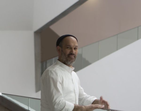 ככה עוד לא ראינו אותו: יונתן רזאל עושה ג'ון לנון