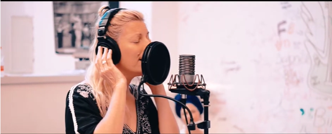 צפו: דנה ברגר ואדווה ביטון בשיר לזכרה של אדל הי"ד