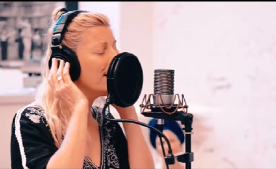 צפו: דנה ברגר ואדווה ביטון בשיר לזכרה של אדל הי"ד