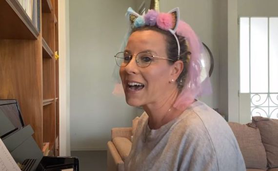 קורעת: רביטל ויטלזון במחרוזת פורים. צפו