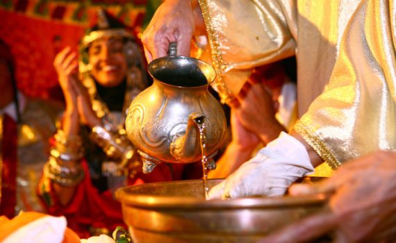 קצר על הפרשה | מרדכי ואסתר בוויכוח על הבגדים