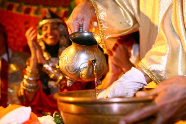 קצר על הפרשה | מרדכי ואסתר בוויכוח על הבגדים