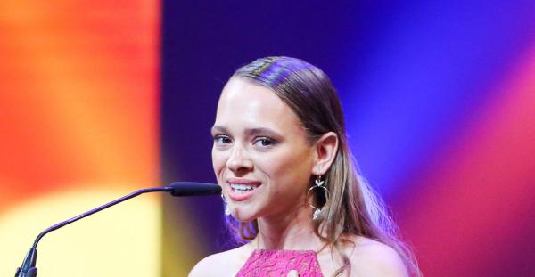 לא עוצרת: שירה האס קוטפת הישג בינלאומי נוסף