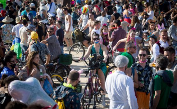 חגיגות בניגוד להנחיות, חשד לפיגוע איראני בעומאן