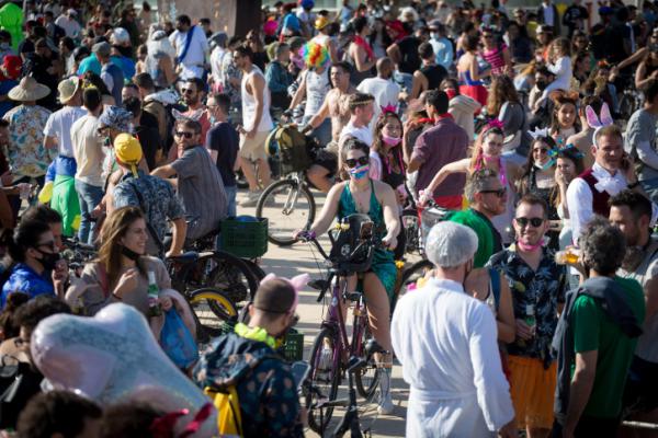 חגיגות בניגוד להנחיות, חשד לפיגוע איראני בעומאן