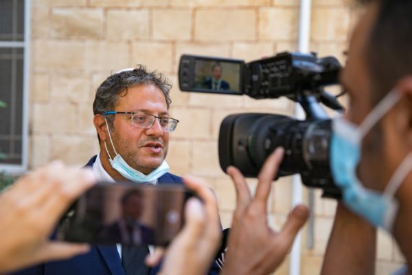 במהלך פיגוע | בן גביר שלף נשק; המחבלים ברחו