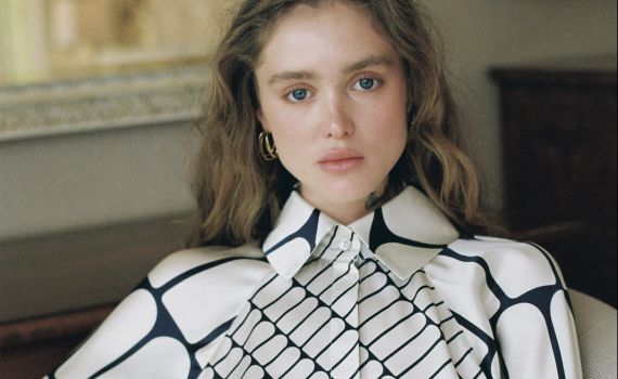 מותג צנוע מלביש את יעל שלביה לשער מגזין בדובאי