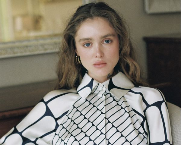 מותג צנוע מלביש את יעל שלביה לשער מגזין בדובאי