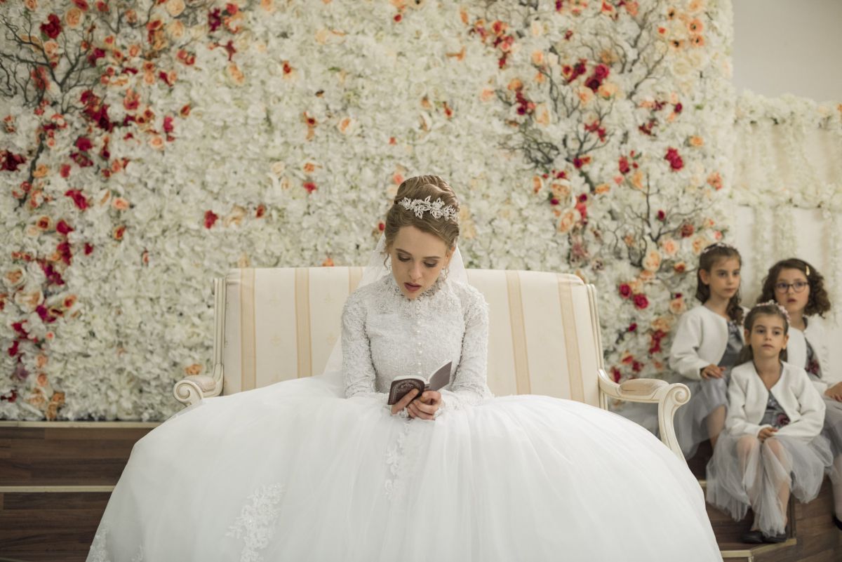 בידיים ריקות עם מראה של שאנל: שירה האס בגלובוס הזהב