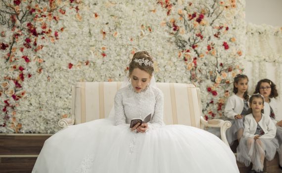 בידיים ריקות עם מראה של שאנל: שירה האס בגלובוס הזהב