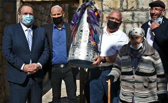 ספר תורה חדש הוכנס לבית הכנסת העתיק בישראל