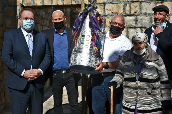 ספר תורה חדש הוכנס לבית הכנסת העתיק בישראל