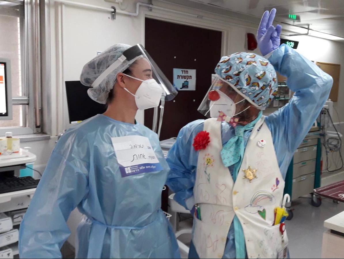 צחוק בצד: הליצנים הרפואיים במחלקות הקורונה