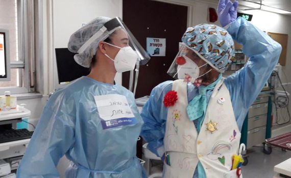 צחוק בצד: הליצנים הרפואיים במחלקות הקורונה