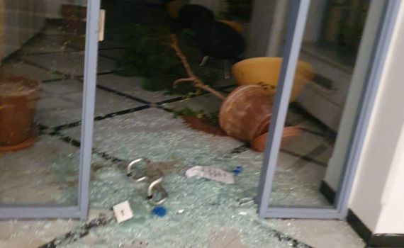 חרדים נגד הרכבת הקלה: פרצו לעירייה והשחיתו רכוש