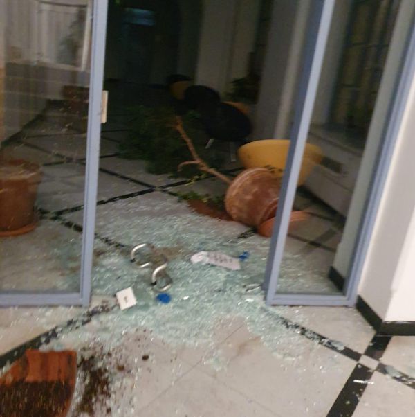 חרדים נגד הרכבת הקלה: פרצו לעירייה והשחיתו רכוש