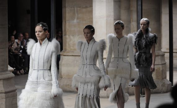 חדש: פריטי יד שניה של מותג על באישור המעצב