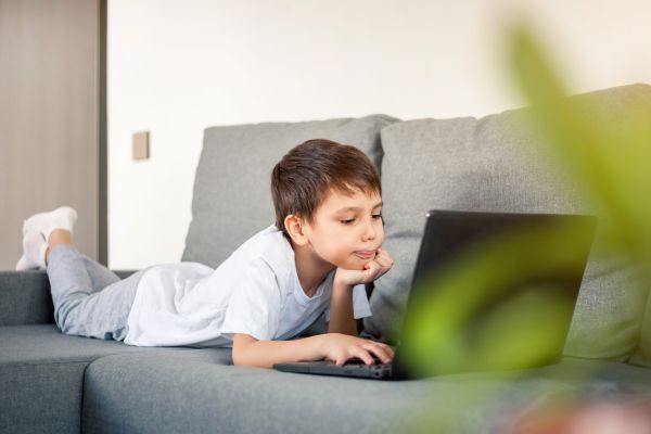 שעות בזום ובמחשב? כך תגנו על הילדים ברשת